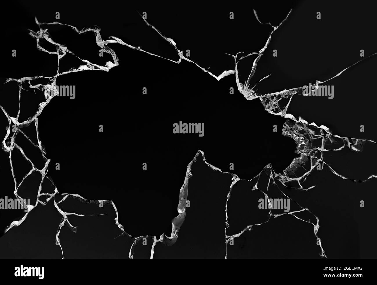 Gebrochenes Glas auf weißem Hintergrund. Beschädigte Fensterstruktur. Risse auf schwarzem Hintergrund Stockfoto