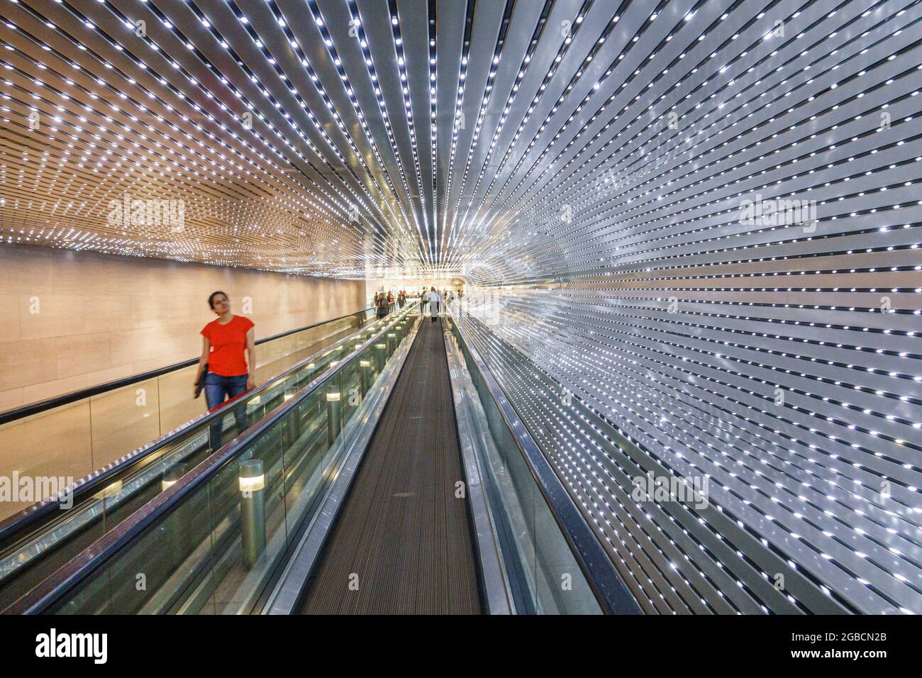 Washington DC, National Gallery of Art Museum, unterirdische Multiverse Lichtskulptur Leo Villareal, LED-Knoten beweglicher Gehweg travellator innen Stockfoto