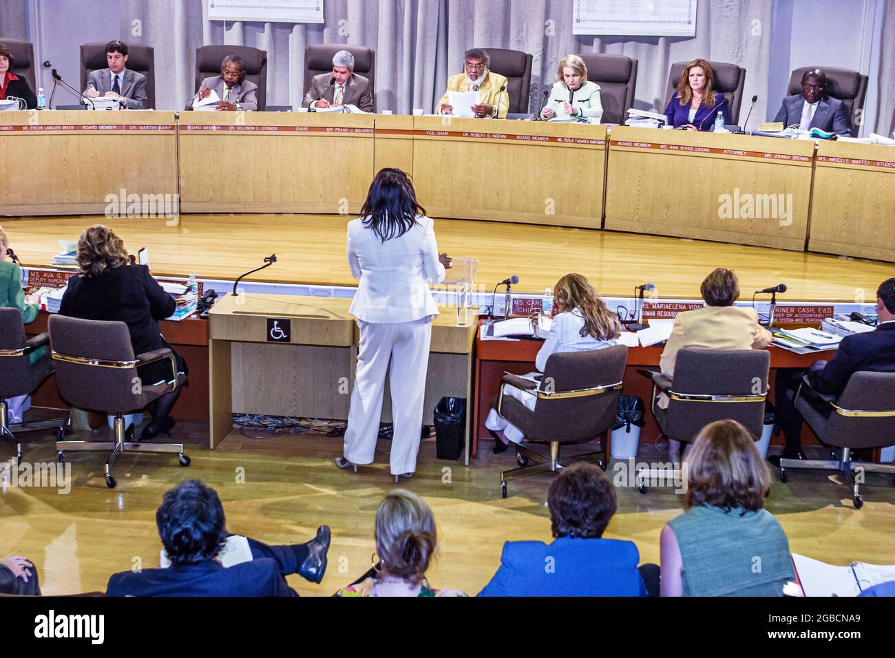 Miami Florida, Board of Education Meeting, diskutieren Diskussion über die Schließung der Schule Mitglieder Sprecher sprechen Podium Dais, Schwarze Frau Frauen Männer Stockfoto