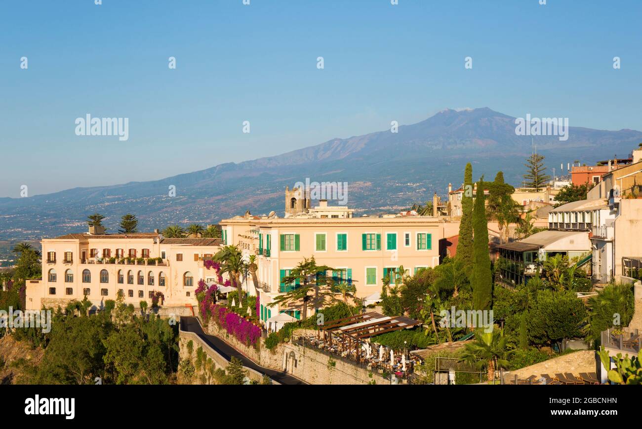 Taormina, Messina, Sizilien, Italien. Blick auf den Ätna von der Piazza IX Aprile, am frühen Morgen, das San Domenico Palace Hotel im Vordergrund. Stockfoto