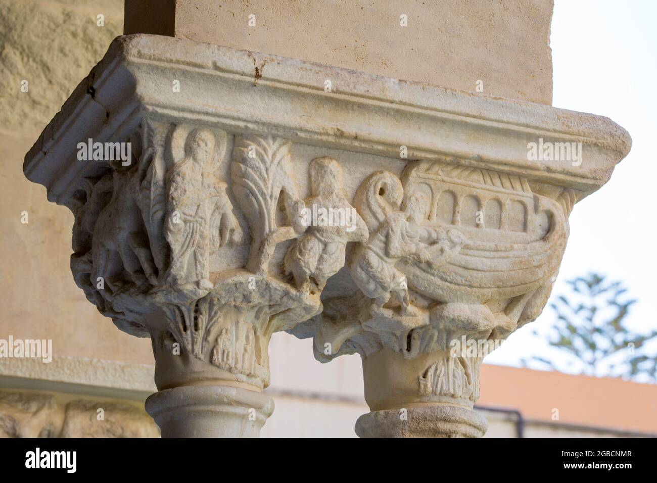 Cefalù, Palermo, Sizilien, Italien. Composite Capital Darstellung Noah und seine Arche unterstützt durch Doppelsäule im Kreuzgang der arabisch-normannischen Kathedrale. Stockfoto