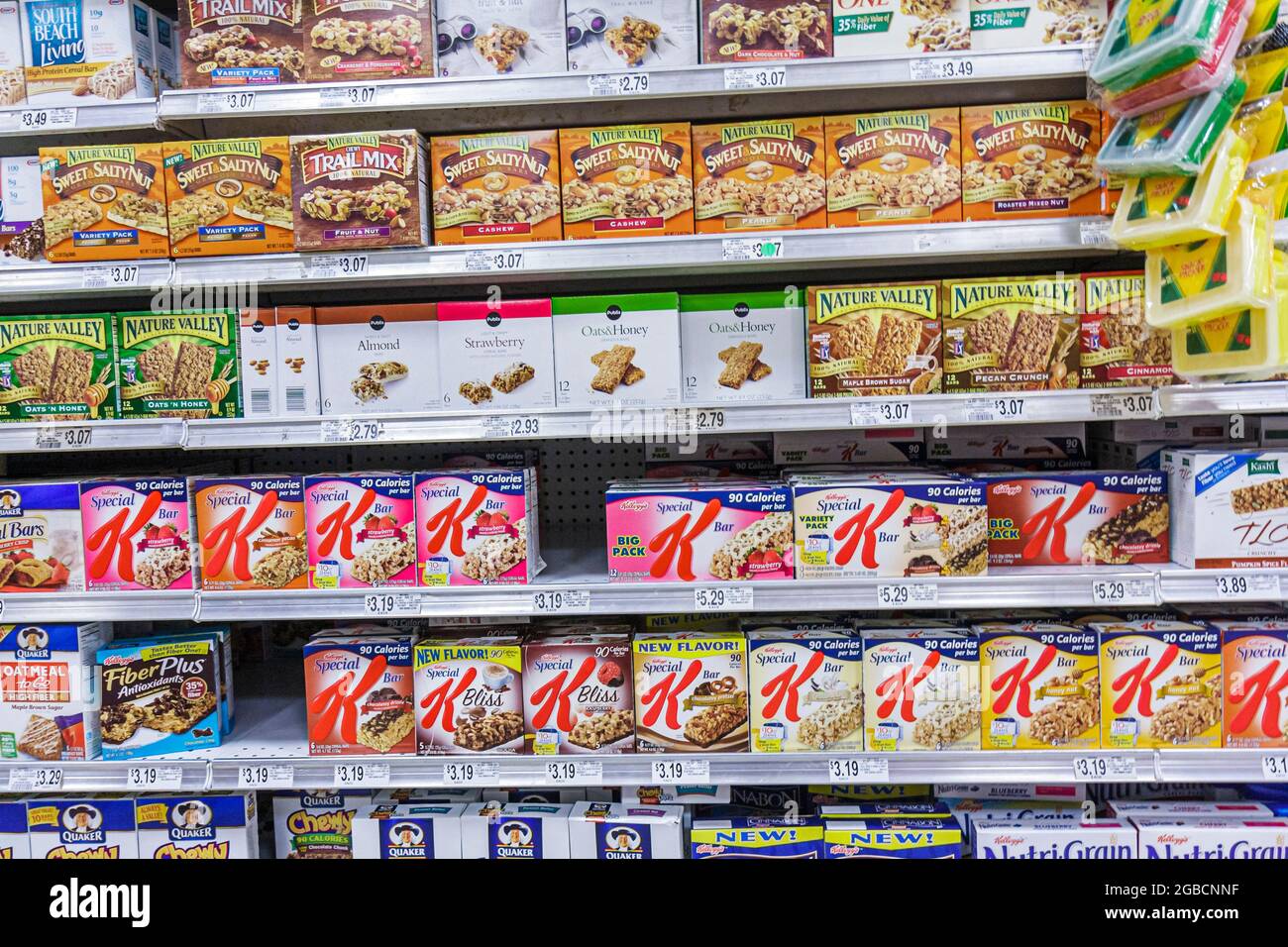 Miami Beach Florida, Publix Supermarkt, Regale zeigen Verkauf konkurrierenden Marken Getreidebars, Kellogg Store Marke Nature Valley Getreidefaser Stockfoto