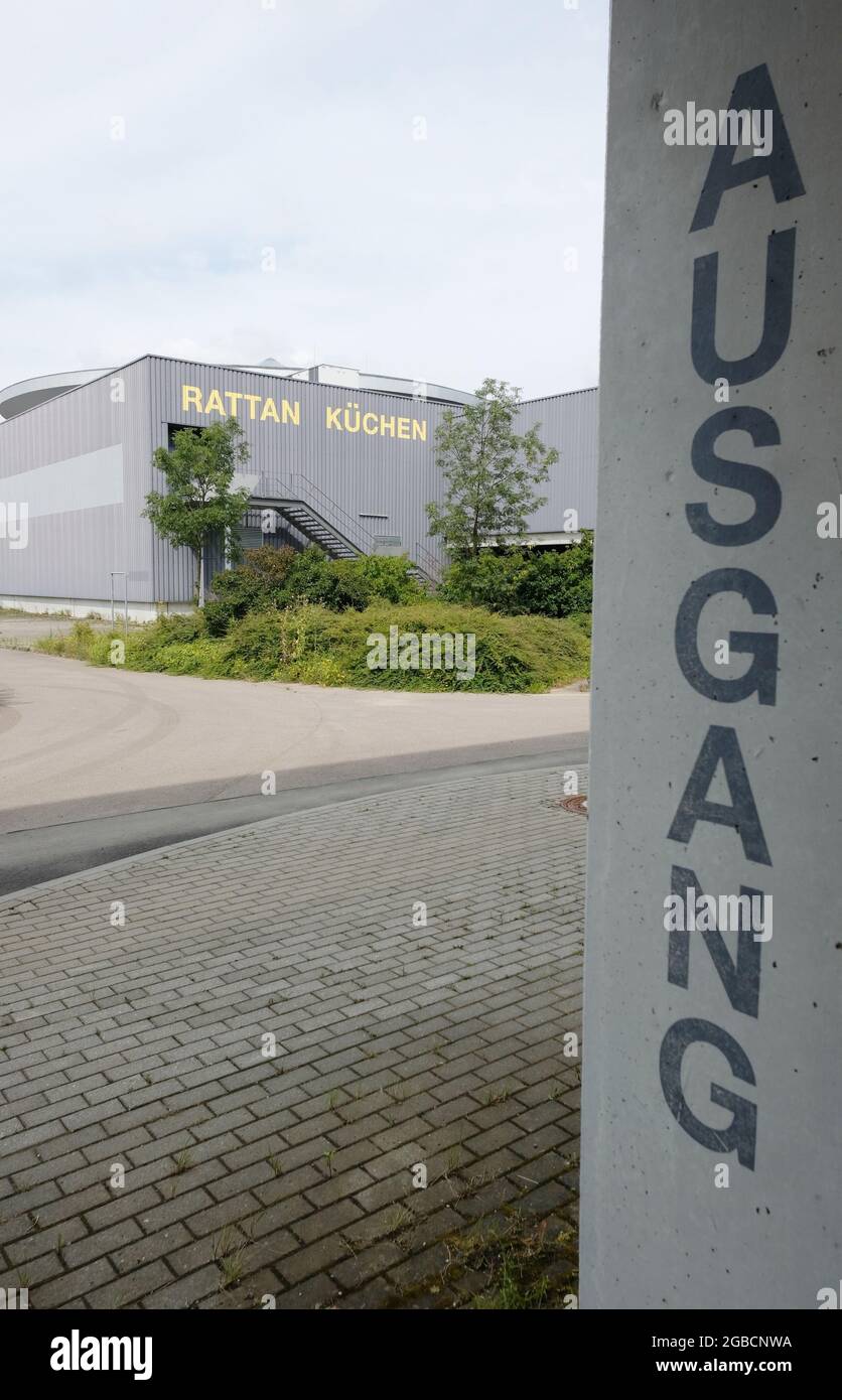 03. August 2021, Sachsen, Schkeuditz: Am Ausgang eines ehemaligen Möbelhauses am Schkeuditzer Kreuz. Das Möbelhaus mit über 65,000 Quadratmetern Fläche wurde seit 2005 aufgegeben. Es war einer der typischen Einkaufstempel, der Anfang der 1990er Jahre auf Grünflächen errichtet wurde. Ein Investor will das Gelände nun zu einem Logistikpark ausbauen. Foto: Sebastian Willnow/dpa-Zentralbild/dpa Stockfoto