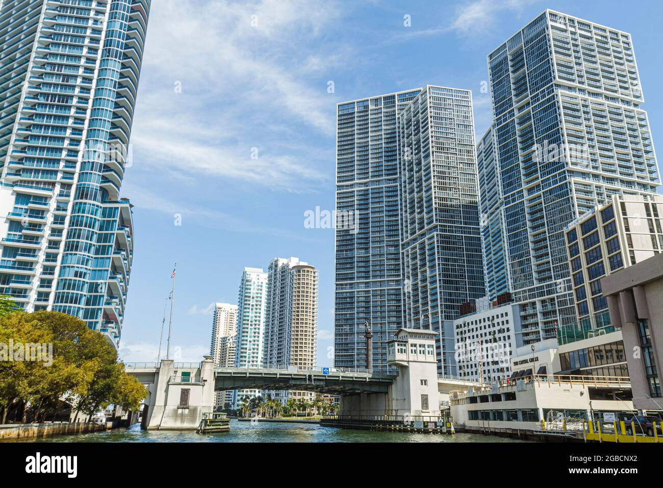 Miami Florida, Miami River Icon Brickell, Hochhaus-Wohngebäude, Stadtsilhouette, Brickell Avenue Bridge Epic Hotel, Stockfoto