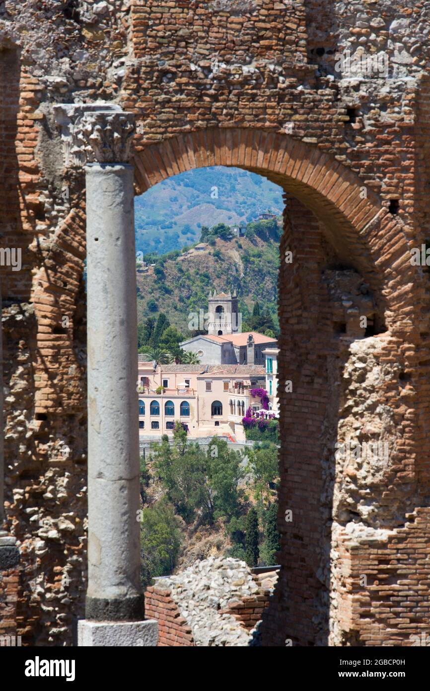 Taormina, Messina, Sizilien, Italien. Blick durch den Bogen in der Rückwand des griechischen Theaters zum exklusiven San Domenico Palace Hotel. Stockfoto