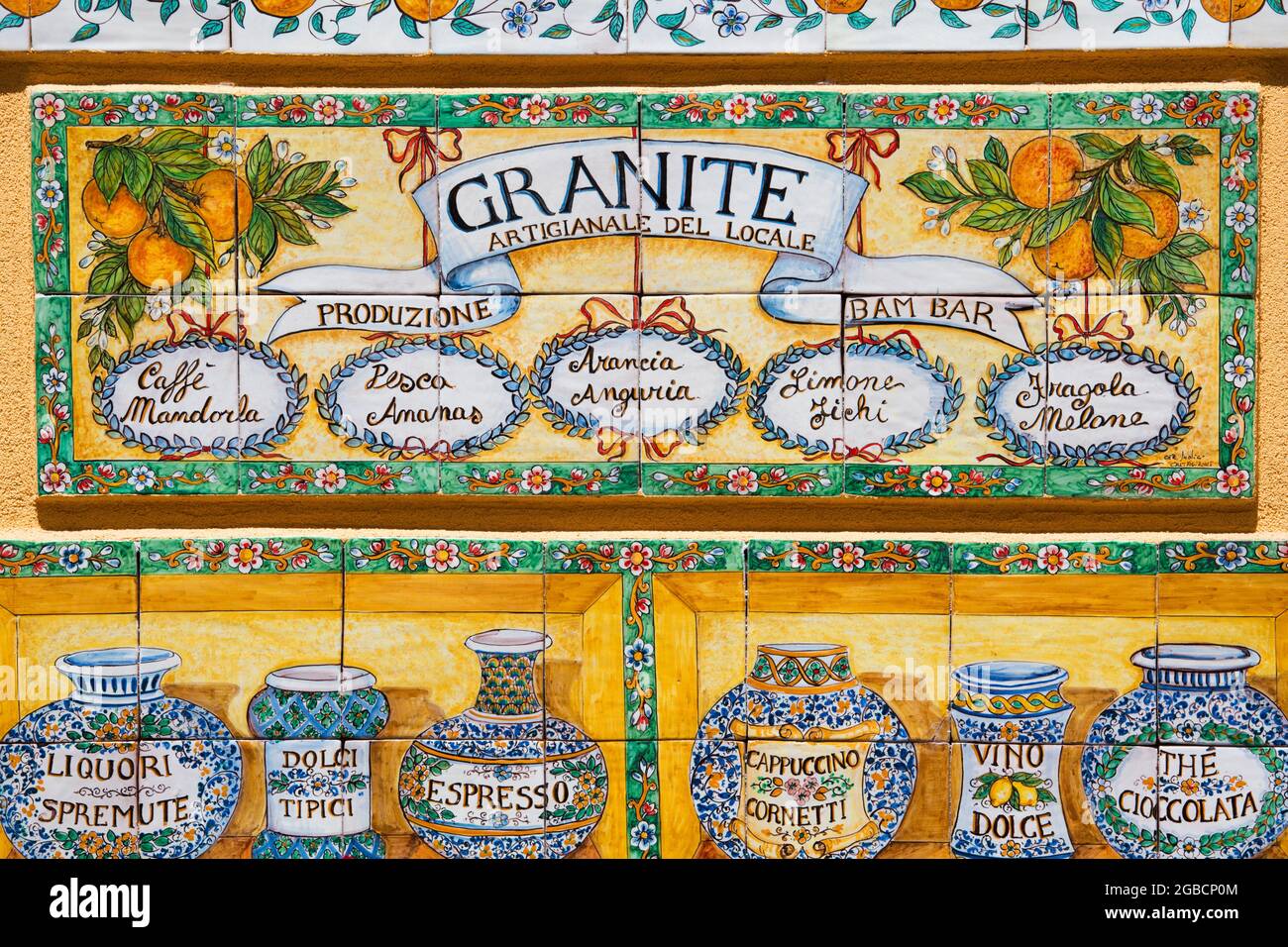 Taormina, Messina, Sizilien, Italien. Atemberaubende Keramikkunstwerke auf der auffälligen façade der Bam Bar, einer typischen Café-Bar im Herzen der Altstadt. Stockfoto