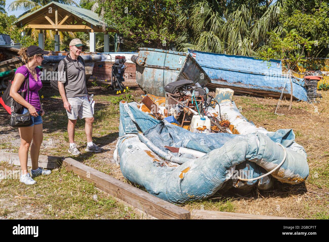 Florida Keys Key West Tropical Forest & Botanical Garden, kubanische Flüchtlingsboote Flöße Mann Frau weibliches Paar, suchen, Stockfoto