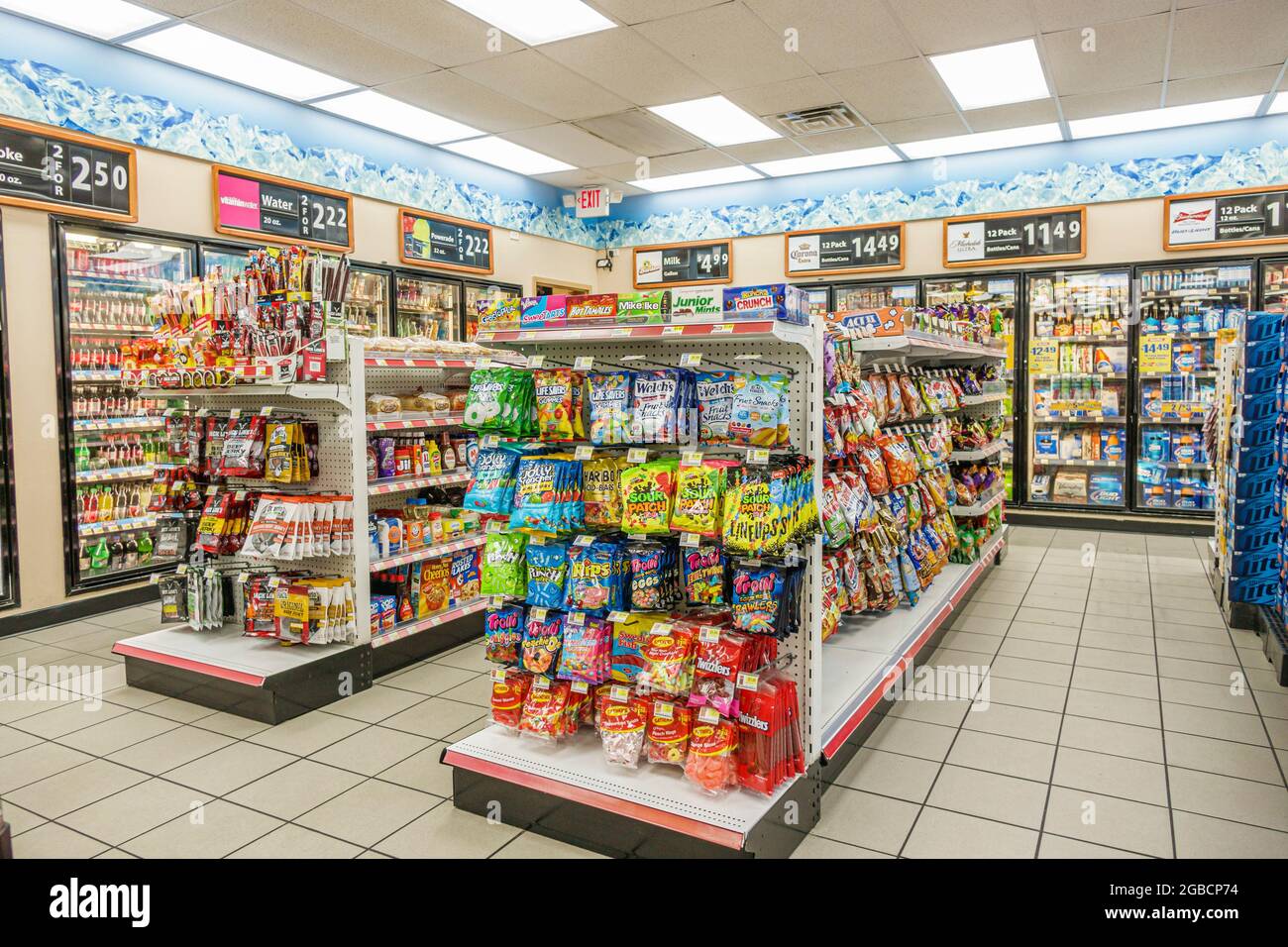Florida Fort Ft. Pierce 24-Stunden-Geschäft im Inneren Display Verkauf, Snacks Junk-Food-Gänge-Geschäft Stockfoto