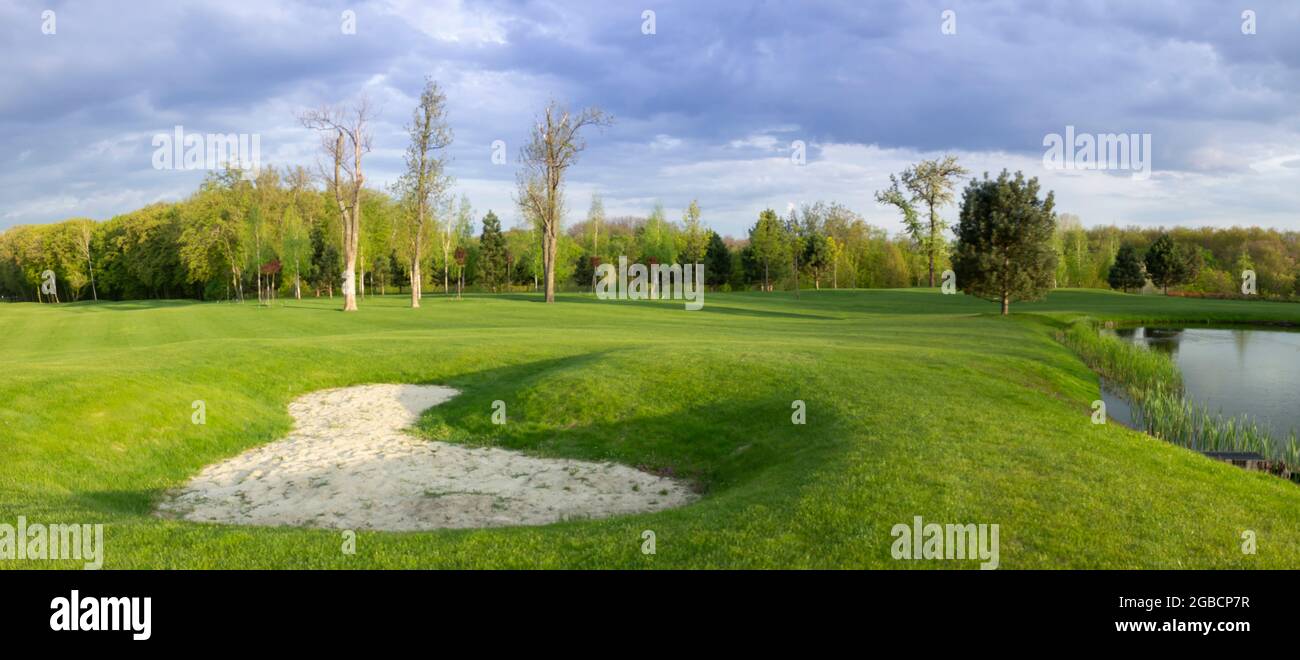 Golfplatz im Park, Sandfalle und See. Sportplatz für Erholung Stockfoto