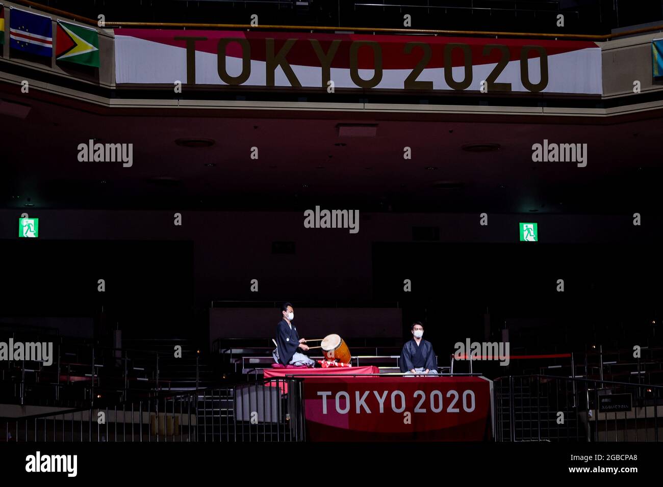 (210803) -- TOKIO, 3. August 2021 (Xinhua) -- Künstler treten vor dem leichten (57-60kg) Viertelfinale der Boxerinnen zwischen Beatriz Ferreira aus Brasilien und Raykhona Kodirova aus Usbekistan bei den Olympischen Spielen 2020 in Tokio, Japan, am 3. August 2021 auf. (Xinhua/Ou Dongqu) Stockfoto