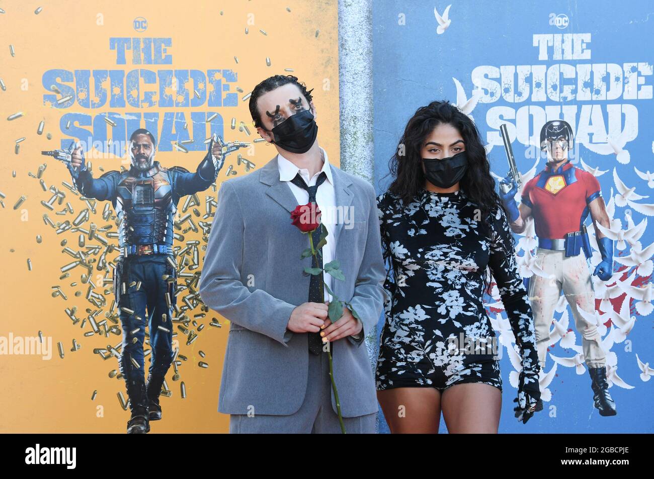 (L-R) Enkel und Jessie Reyez treffen bei DER WELTPREMIERE DER SELBSTMORDKOMMANDOS ein, die am Montag, dem 2. August 2021, im Regency Village Theatre in Westwood, CA, stattfand. (Foto von Sthanlee B. Mirador/Sipa USA) Stockfoto