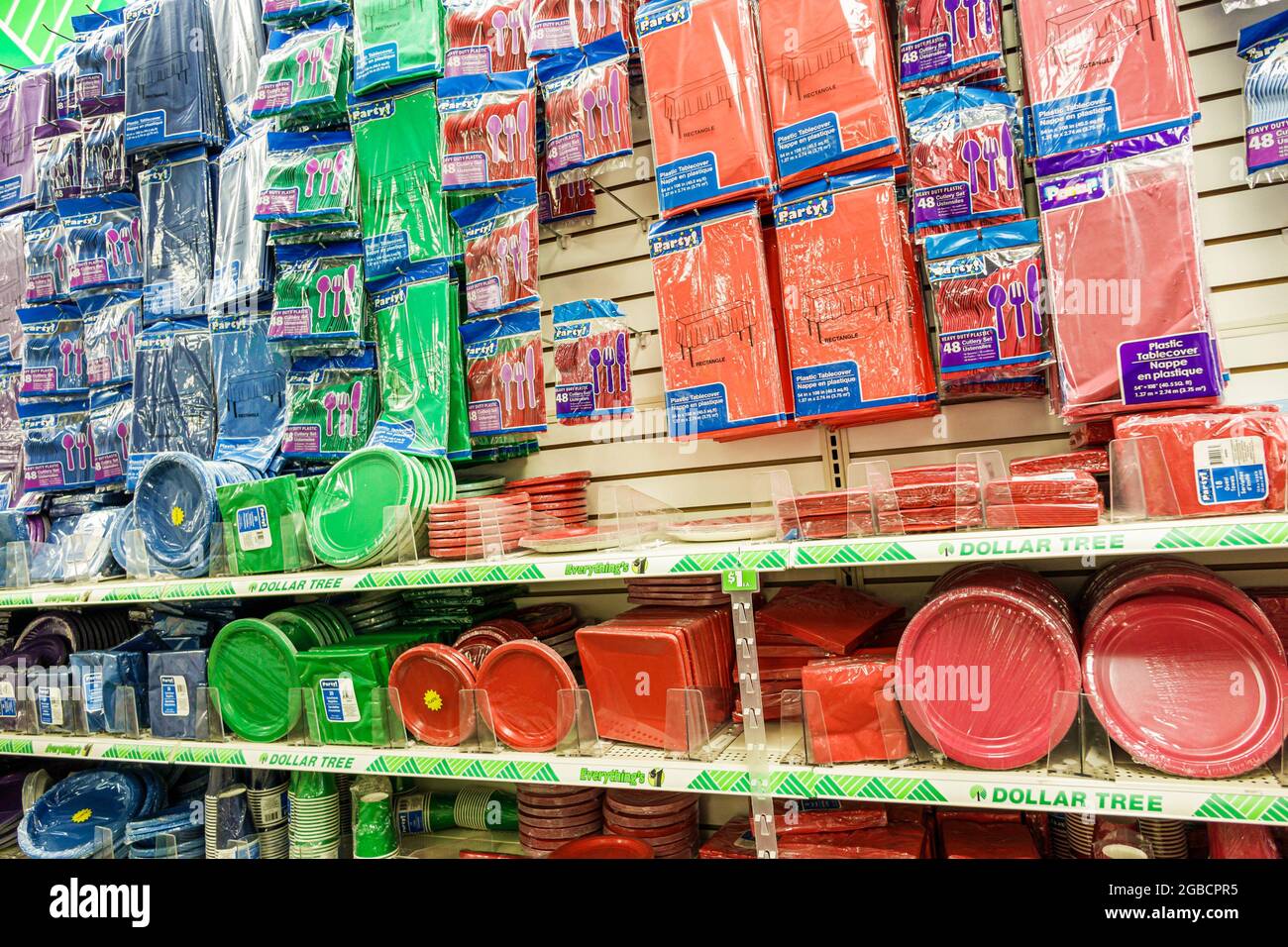 Florida Naples Park Shore Plaza, Dollar Tree Vielfalt Discounter Display Verkauf, Party liefert Pappteller abgestimmt Satz bunten Innenraum innen, Stockfoto