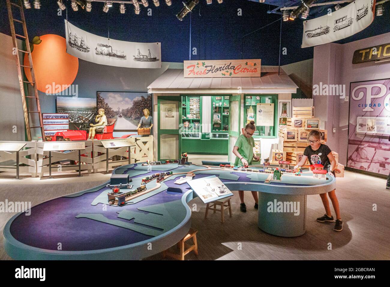 Florida Tampa Bay History Center, innen Ausstellung Mädchen Kinder Kinder spielen, Stockfoto