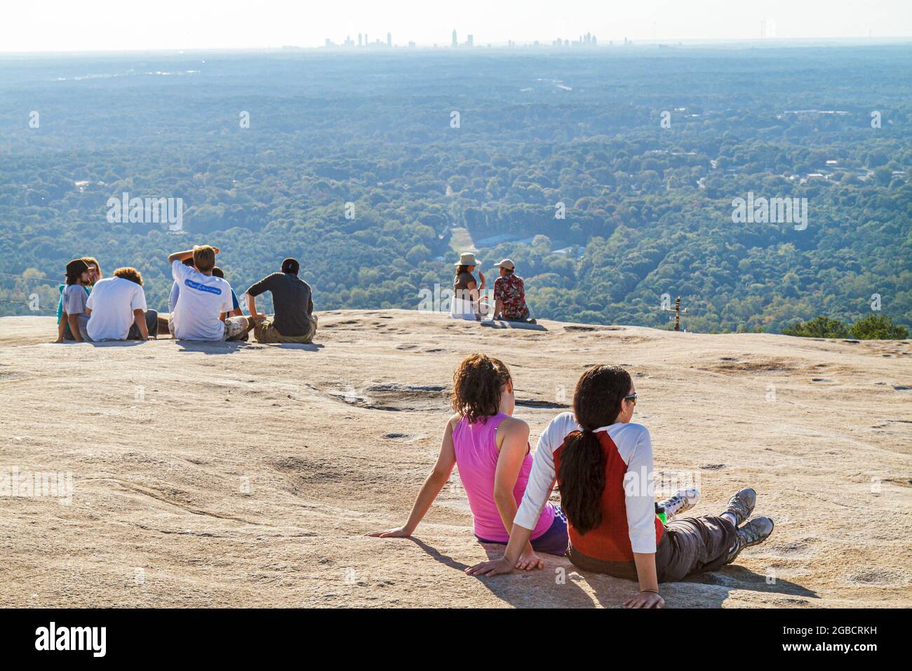 Georgia Atlanta Stone Mountain Park, Quarz Monzonit monadnock Geologie Gipfel, Rock Freunde Frau weibliche Frauen, junge Erwachsene Gruppe ruhen sitzen Wanderer Stockfoto