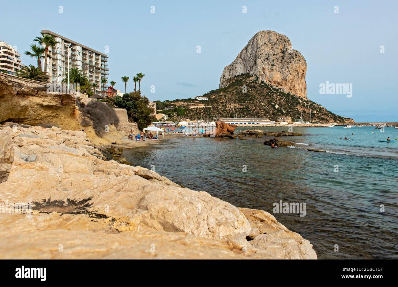 Strand und Penyal d'IFAC Rock, Calp (Calpe), Spanien Stockfoto