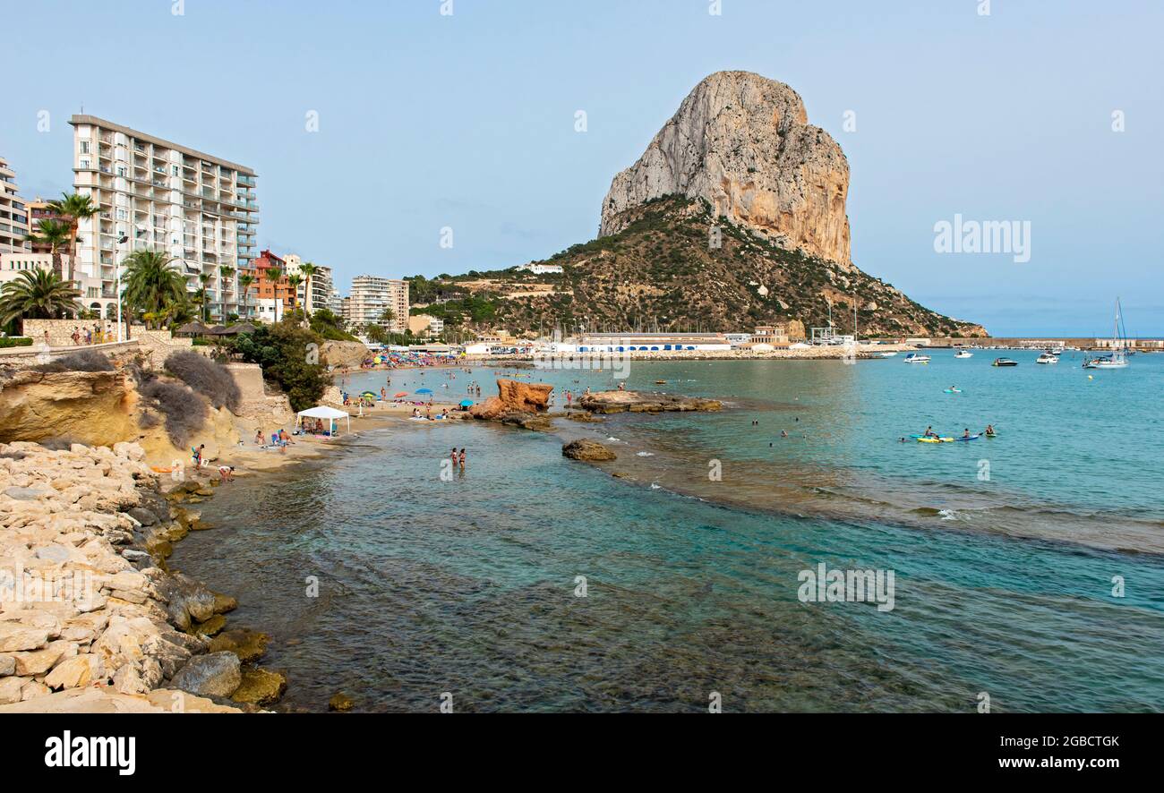 Strand und Penyal d'IFAC Rock, Calp (Calpe), Spanien Stockfoto