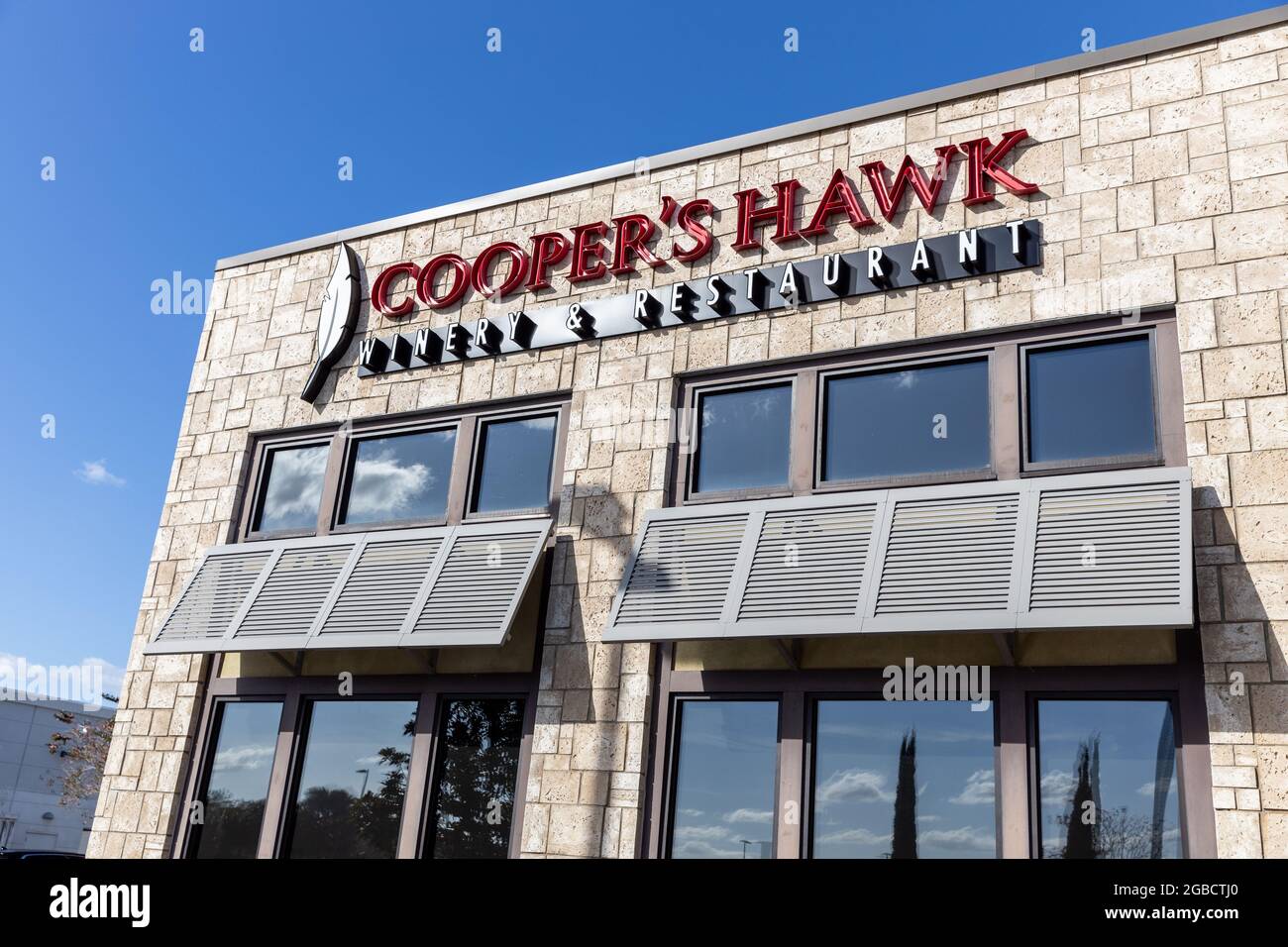 Cooper's Hawk Winery and Restaurant bietet köstliche Speisen und eigenen Markenwein an Standorten in den Vereinigten Staaten von Amerika. Stockfoto