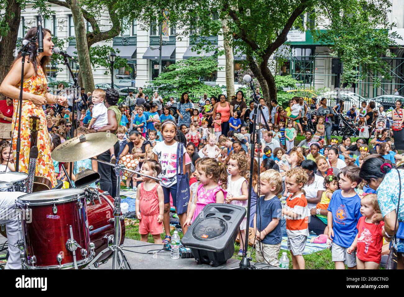 New York City, NY NYC Manhattan, Madison Square Park Farragut Lawn Konzert interaktive Musikserie, Jungen, Kinder Vorschulkinder Publikum Performer Stockfoto