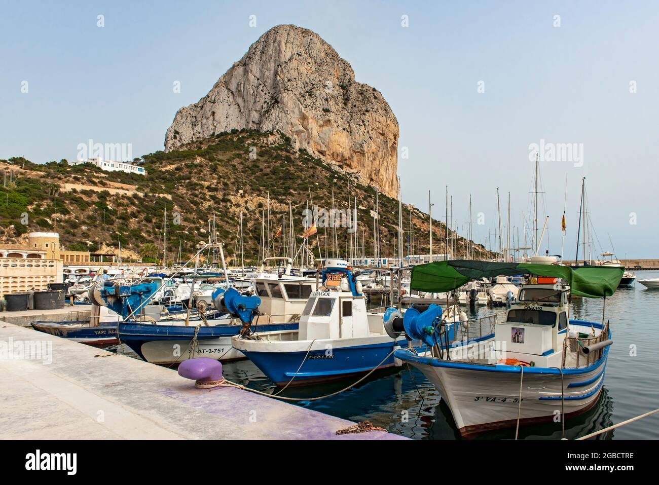 Boote und Yachten im Hafen von Calp (Calpe) und im Penyal d'IFAC Rock, Spanien Stockfoto