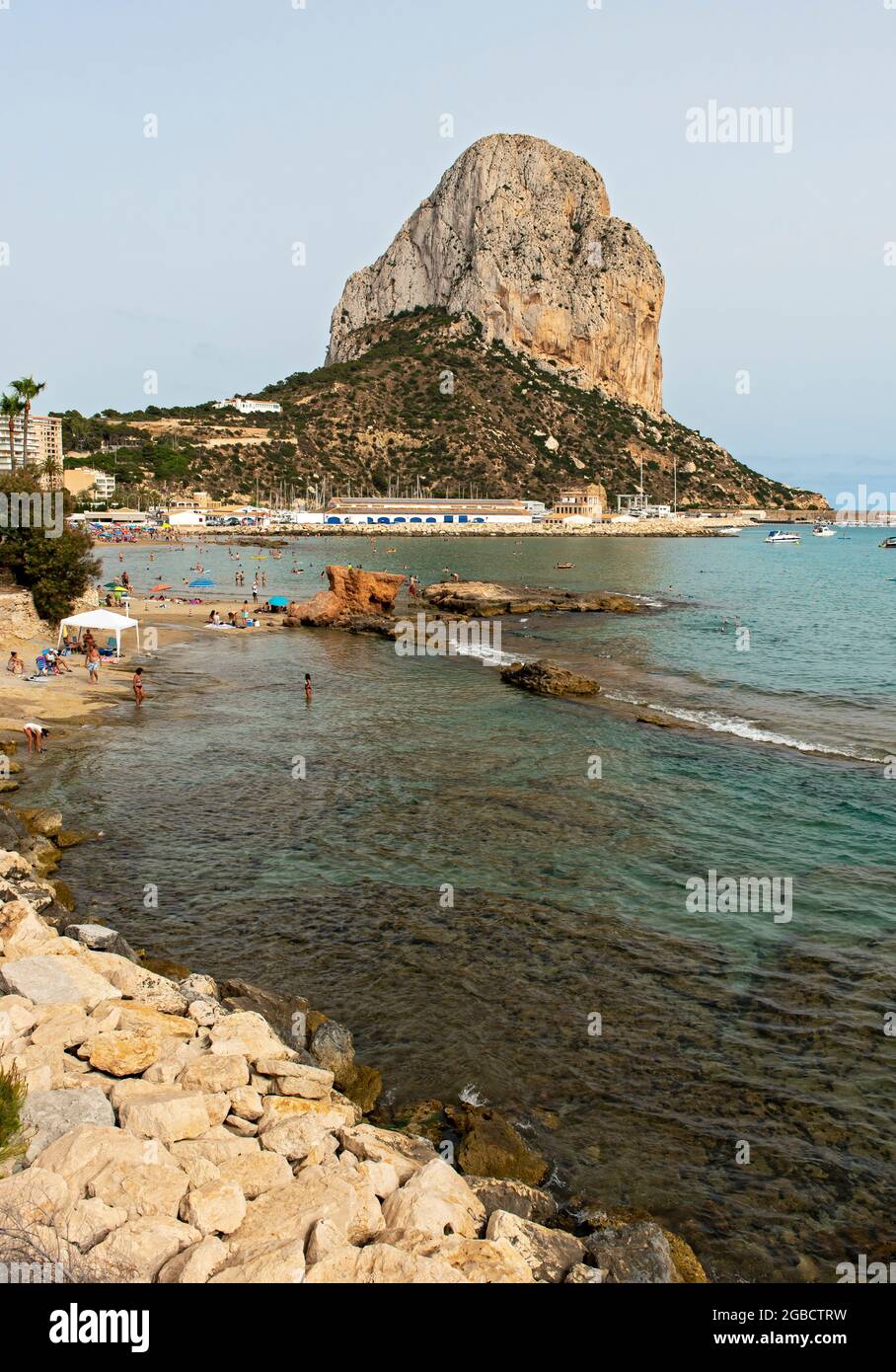 Strand und Penyal d'IFAC Rock, Calp (Calpe), Spanien Stockfoto