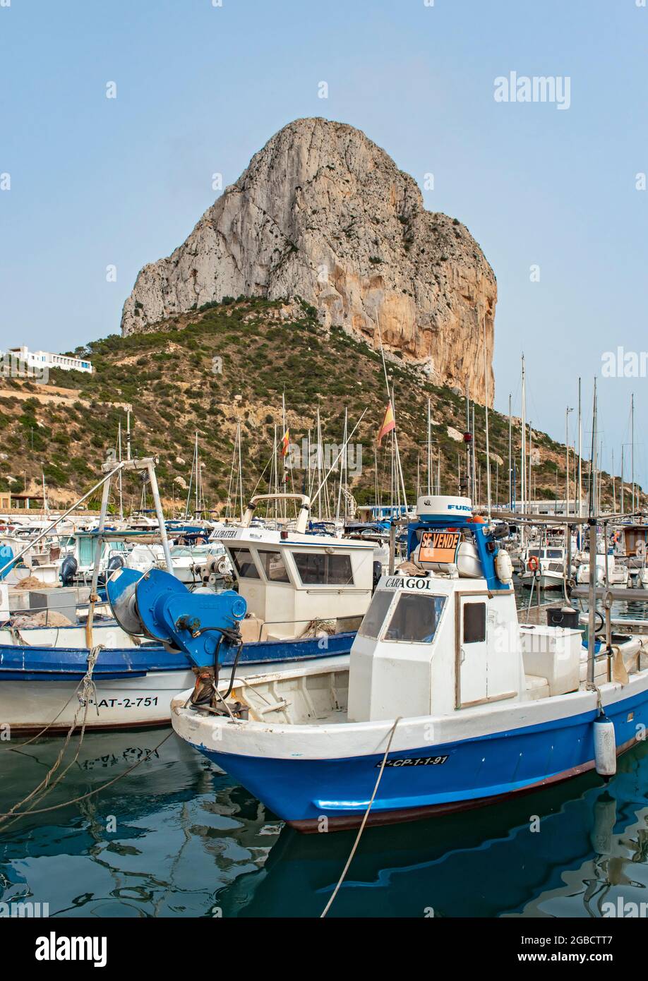 Boote und Yachten im Hafen von Calp (Calpe) und im Penyal d'IFAC Rock, Spanien Stockfoto