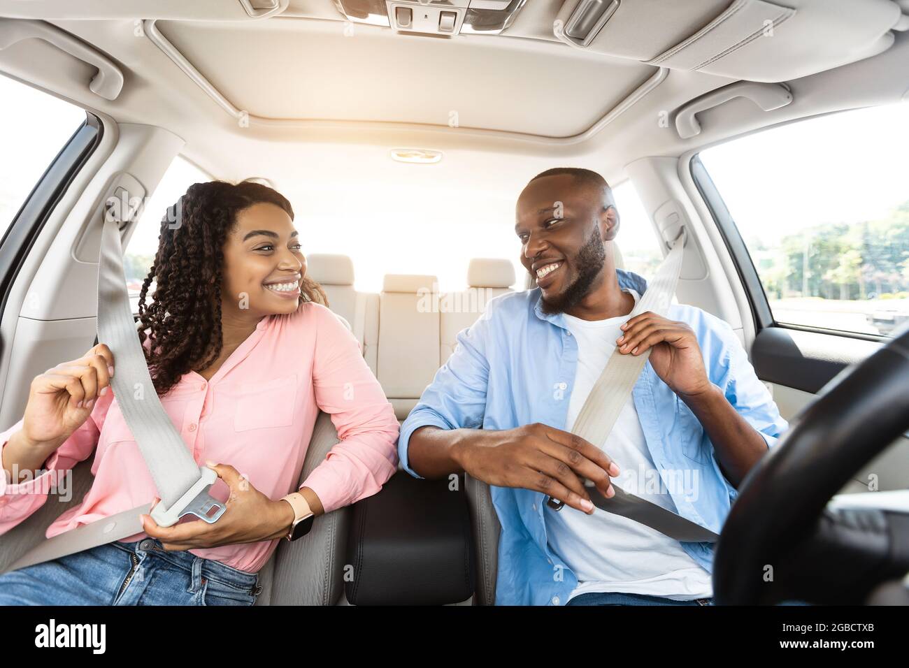 Glückliches Afroamerikanisches Paar, Das Sicherheitsgurte Angelegt Hat Stockfoto