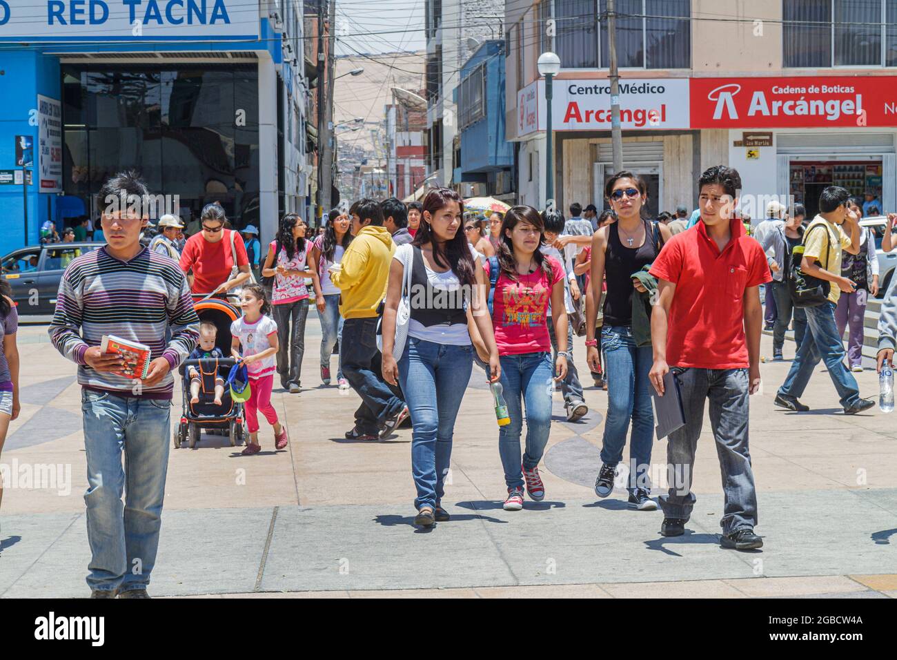 Peru Tacna Calle Hipólito Unanue CIMA Academia PreUniversitaria,Studenten Hispanic girls jungen teens Teenagers Walking, Stockfoto