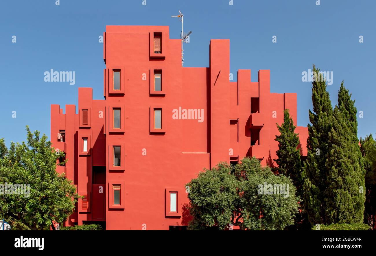 La Muralla Roja (Rote Mauer) Gebäude - postmoderner Apartmentkomplex, entworfen von Ricardo Bofill, Manzanera, Calp (Calpe), Spanien Stockfoto