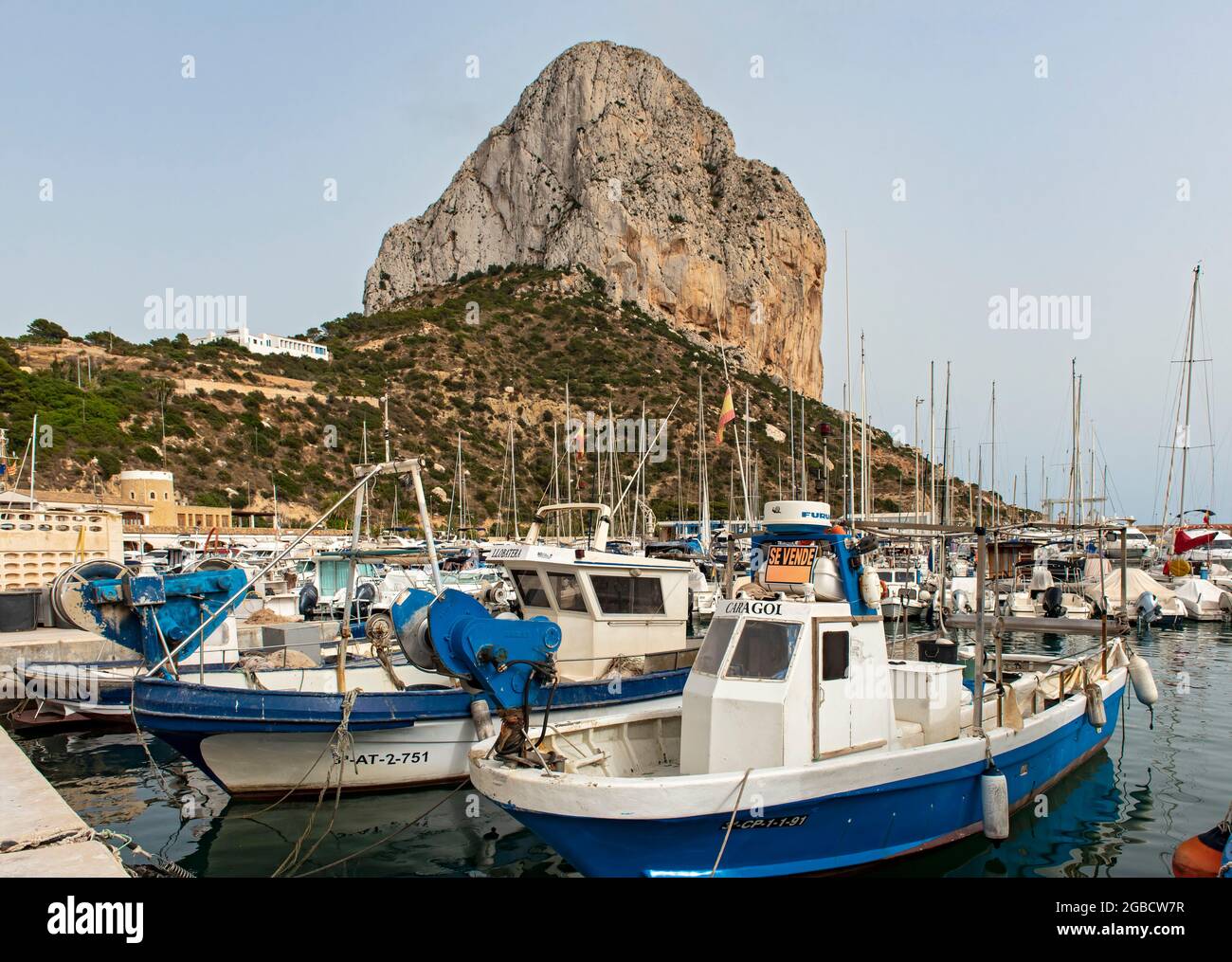Boote und Yachten im Hafen von Calp (Calpe) und im Penyal d'IFAC Rock, Spanien Stockfoto