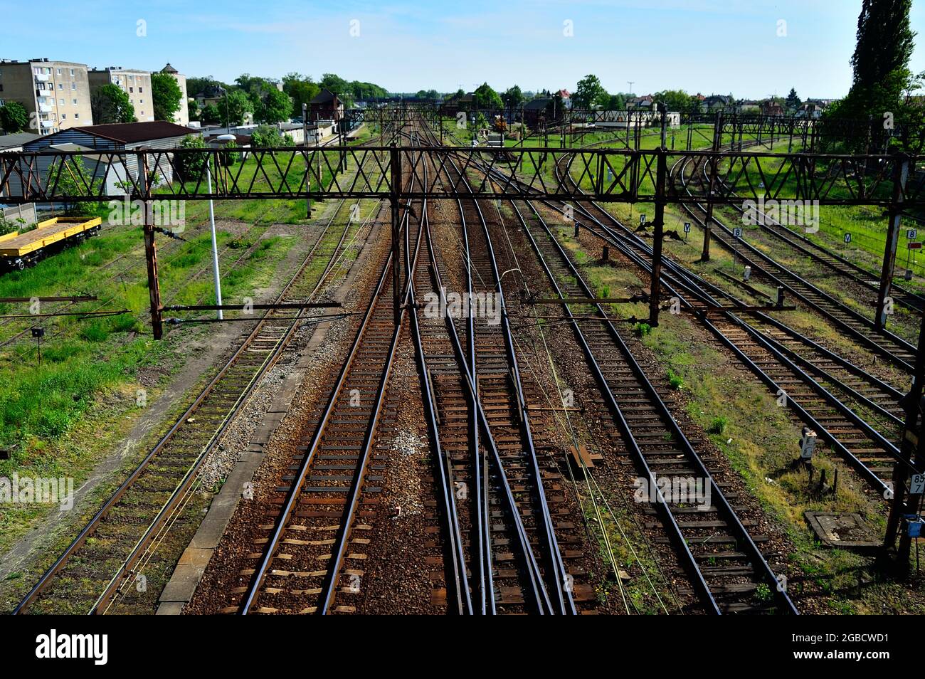 Eisenbahninfrastruktur, Signaltechnik und elektrische Lokomotive auf Gleisen. Sommer. Stockfoto
