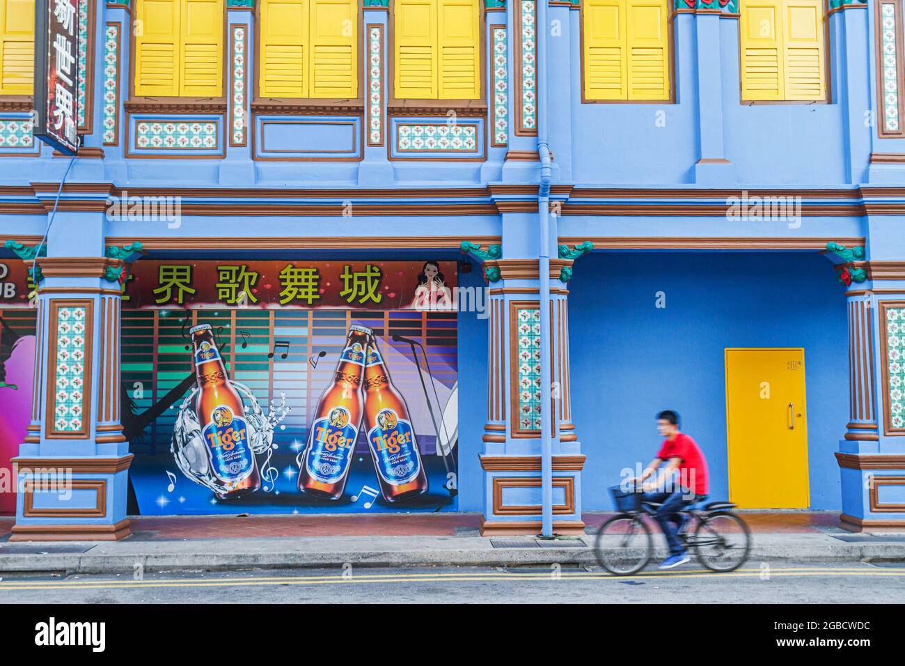 Singapur Little India Jalan Besar, Straßenszene Gebäude, asiatische Teenager, junge Fahrrad Radfahren Fahrer Reiten, Bar Lounge Pub Nachtclub Tiger Be Stockfoto