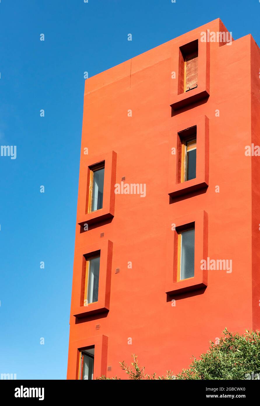 La Muralla Roja (Rote Mauer) Gebäude - postmoderner Apartmentkomplex, entworfen von Ricardo Bofill, Manzanera, Calp (Calpe), Spanien Stockfoto