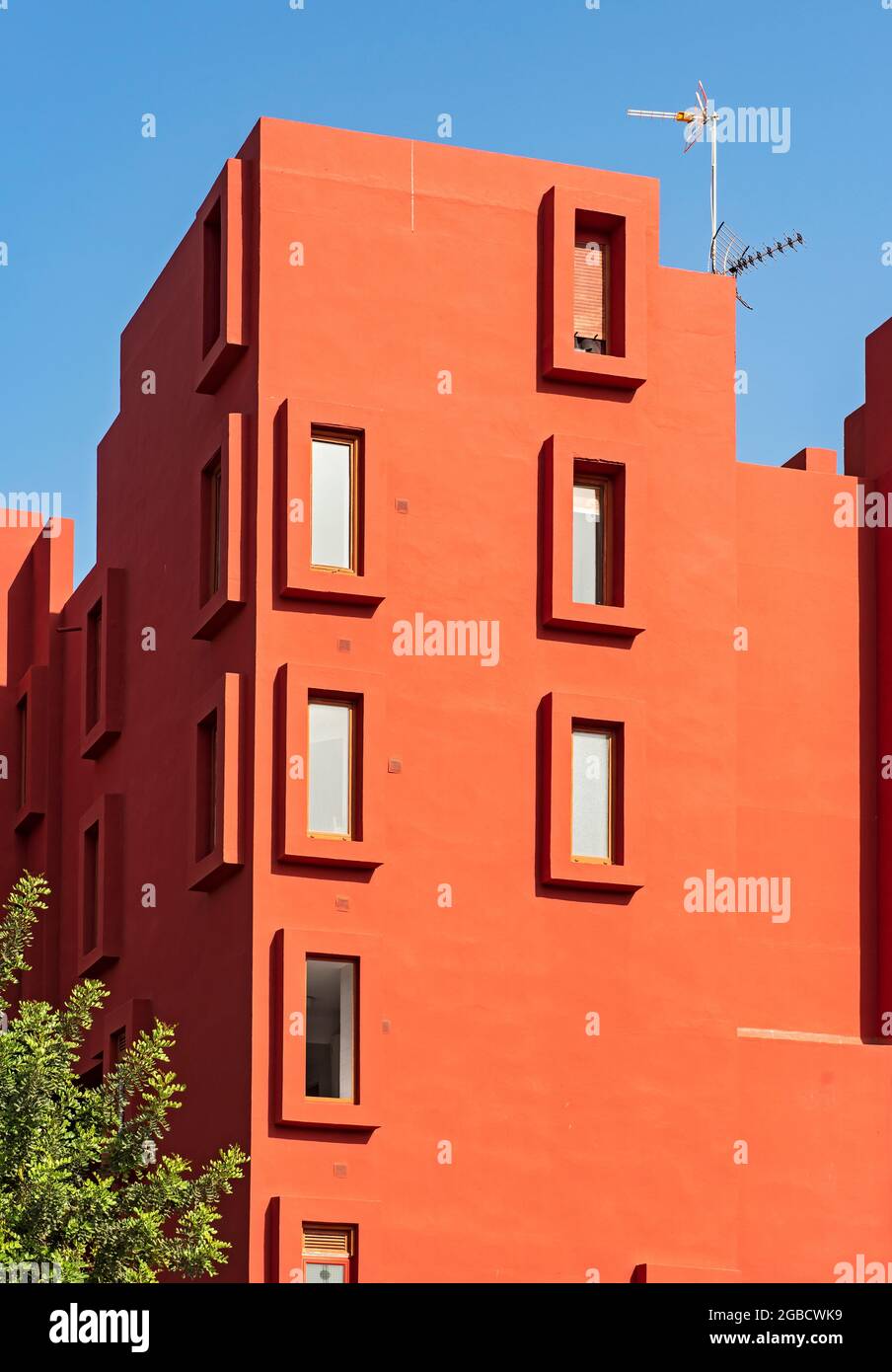 La Muralla Roja (Rote Mauer) Gebäude - postmoderner Apartmentkomplex, entworfen von Ricardo Bofill, Manzanera, Calp (Calpe), Spanien Stockfoto