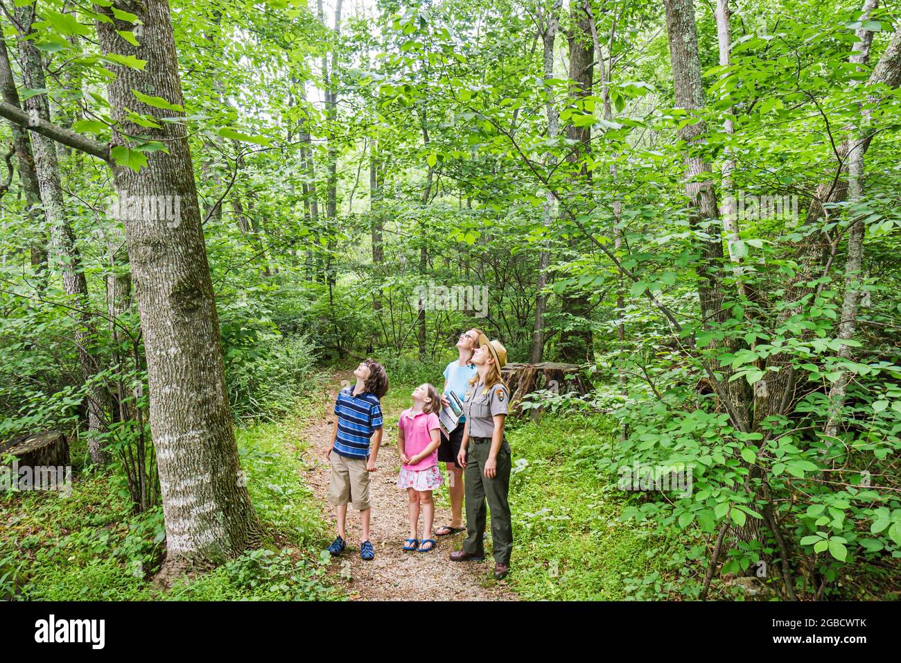 Virginia Appalachian Mountains, Blue Ridge Parkway Peaks of Otter, Visitors Center Park Ranger Guide, Erwachsene Kinder Kinder Bruder Schwester Mutter Eltern, s Stockfoto