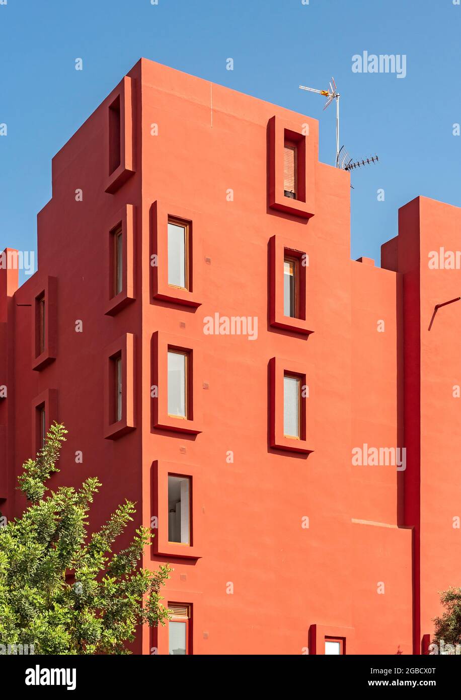 La Muralla Roja (Rote Mauer) Gebäude - postmoderner Apartmentkomplex, entworfen von Ricardo Bofill, Manzanera, Calp (Calpe), Spanien Stockfoto