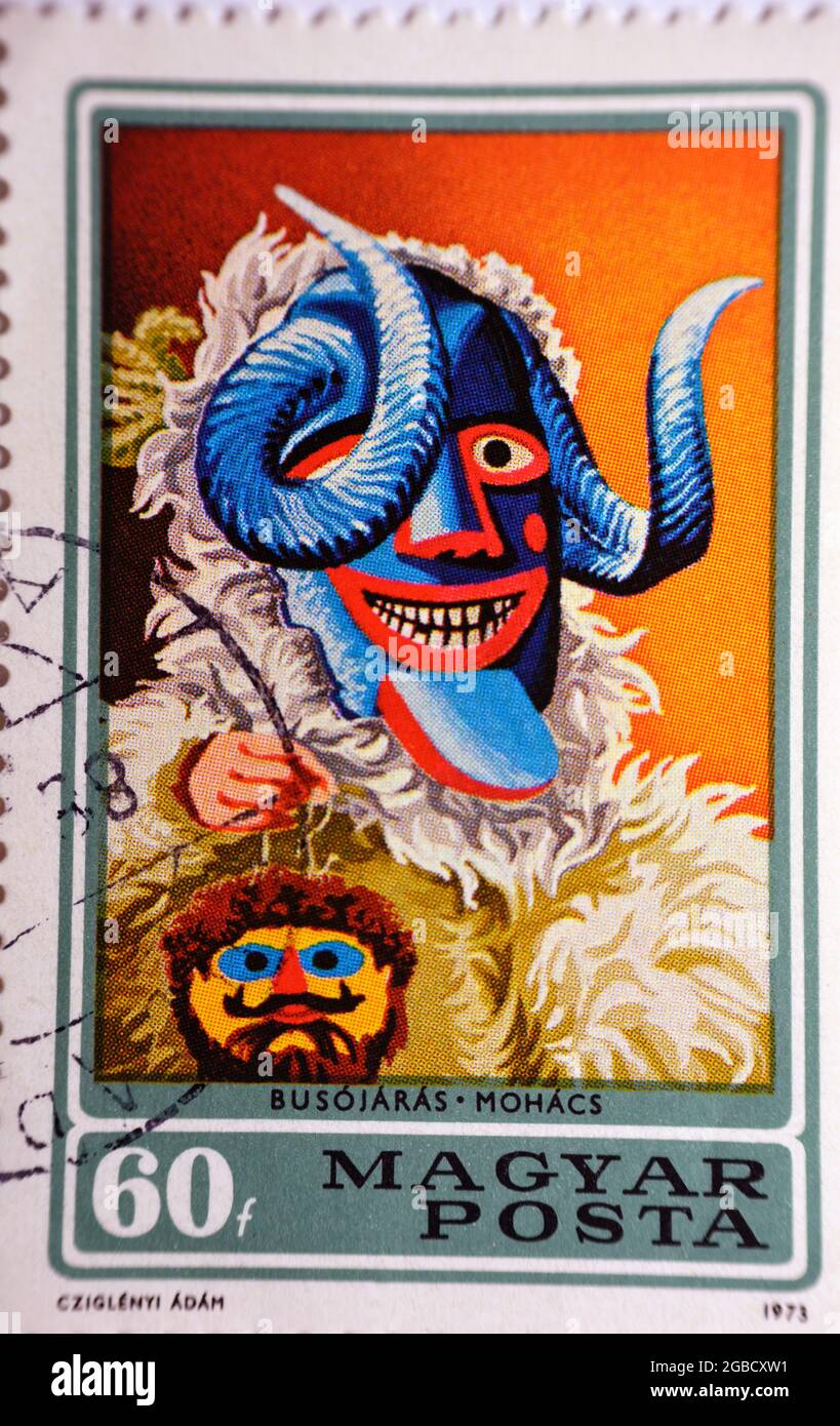 Eine in Ungarn gedruckte Briefmarke zeigt eine Busojaras aus der Stadt Mohacs, um 1973, ungarische Karnevalsmaske, Serie Busho Walk in Mohacs Masks, ancien Stockfoto