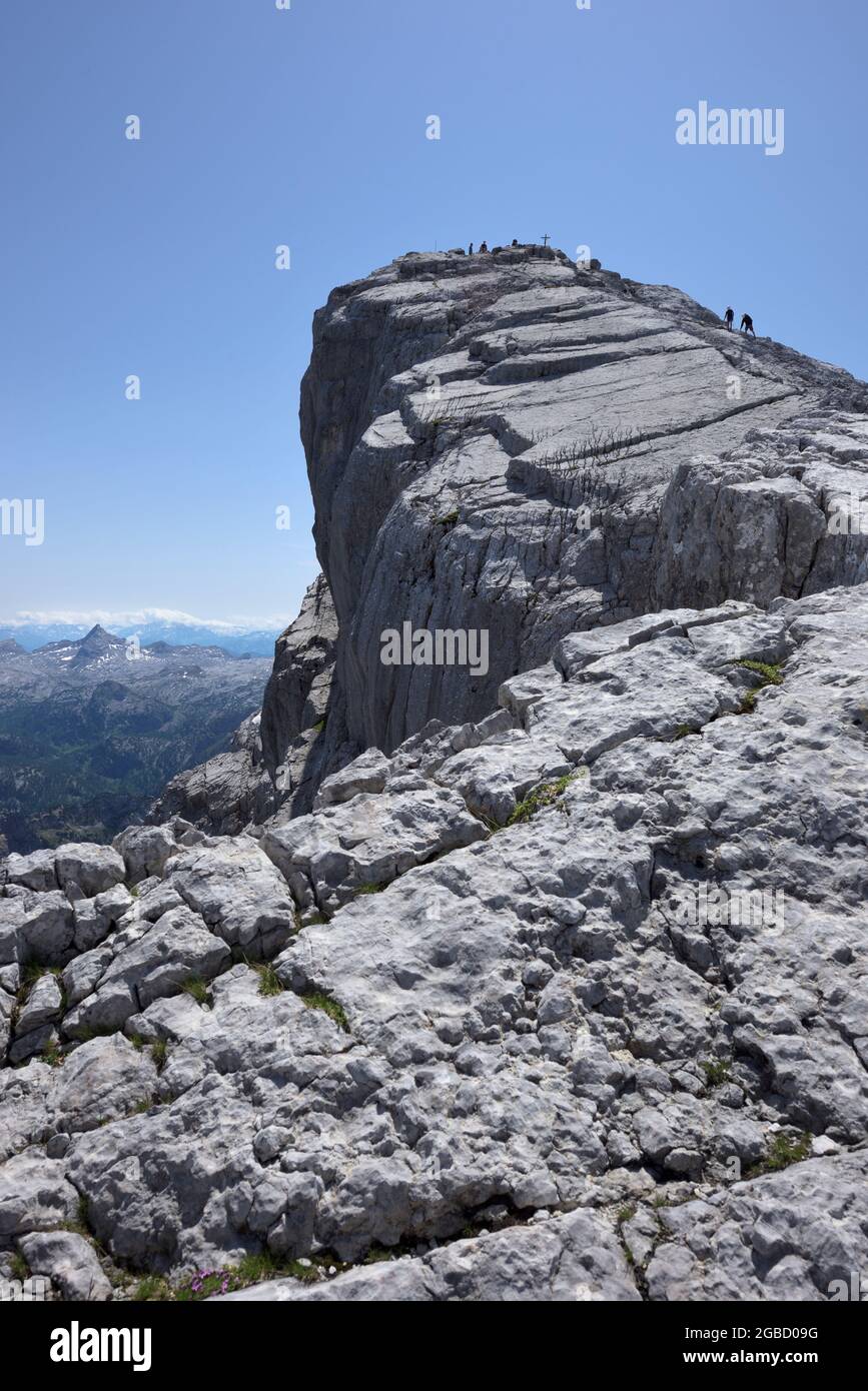 Felsiges Gelände und Wanderer auf dem Weg zum oder vom Gipfel des Watzmann Hocheck, Ramsau, Berchtesgaden, Bayern, Deutschland Stockfoto