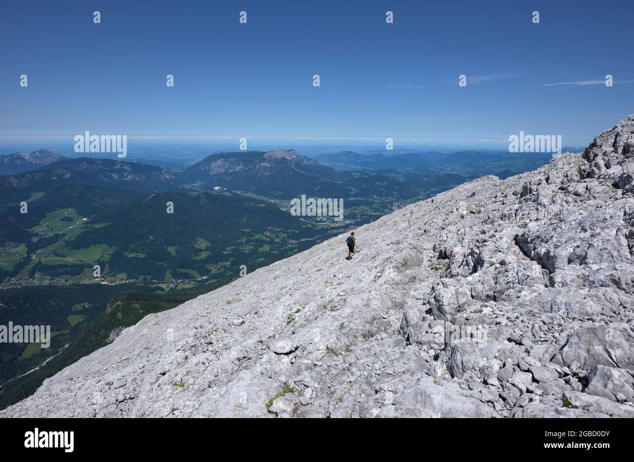 Bergpanorama aus felsigem Gelände und Wanderer auf dem Weg von Watzmann Hocheck, Ramsau, Berchtesgaden, Bayern, Deutschland Stockfoto