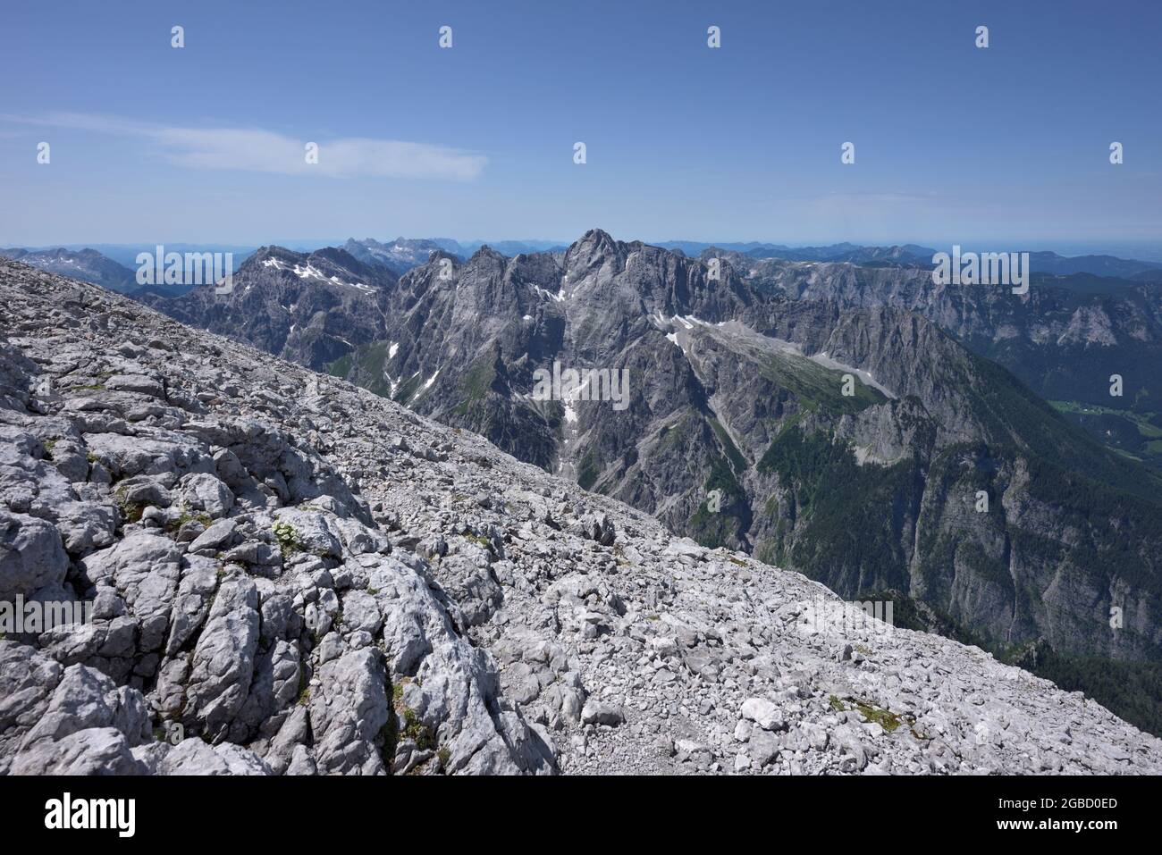 Bergpanorama aus felsigem Gelände auf dem Weg zum Gipfel des Watzmann Hocheck, Ramsau, Berchtesgaden, Bayern, Deutschland Stockfoto