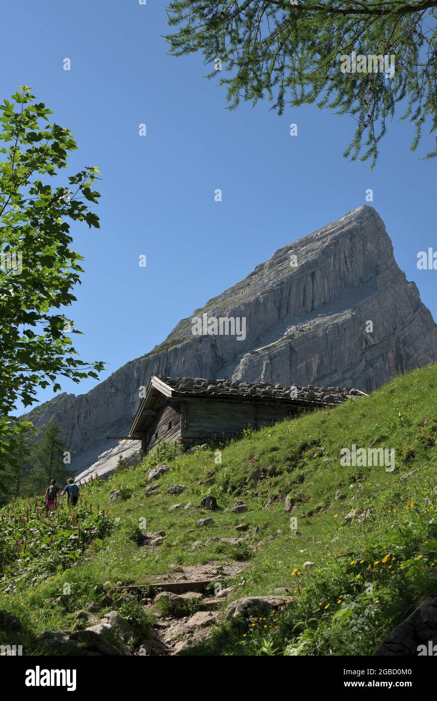 Zwei Wanderinnen auf der Falzalm und Watzmannfrau, kleiner Watzmann, Berg im Hintergrund, Ramsau, Berchtesgaden, Bayern, Deutschland Stockfoto