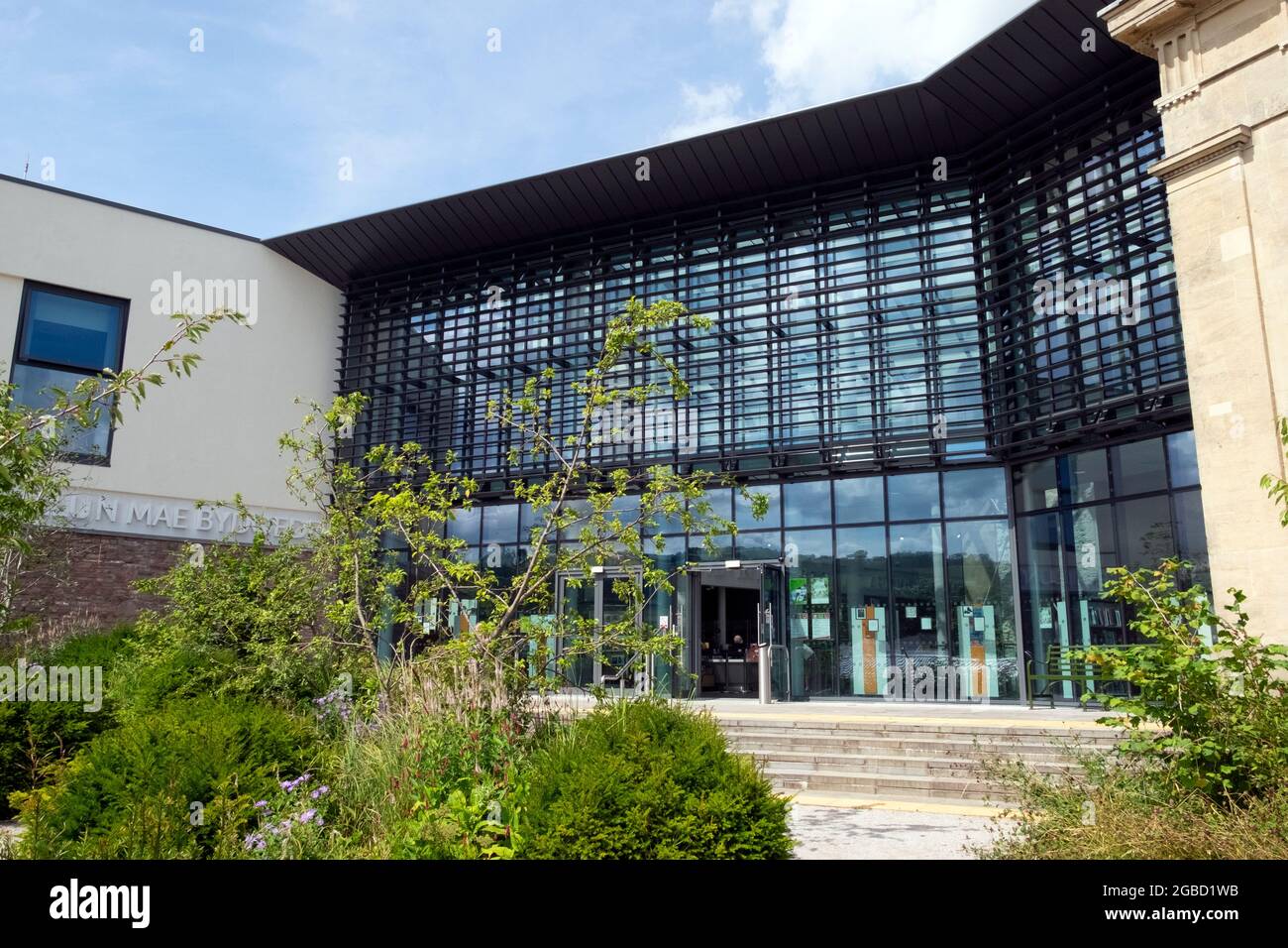 Außenansicht des neuen modernen Gebäudes Y GAER MUSEUM & KUNSTGALERIE und Garten im Stadtzentrum von Brecon Powys Wales Großbritannien KATHY DEWITT Stockfoto