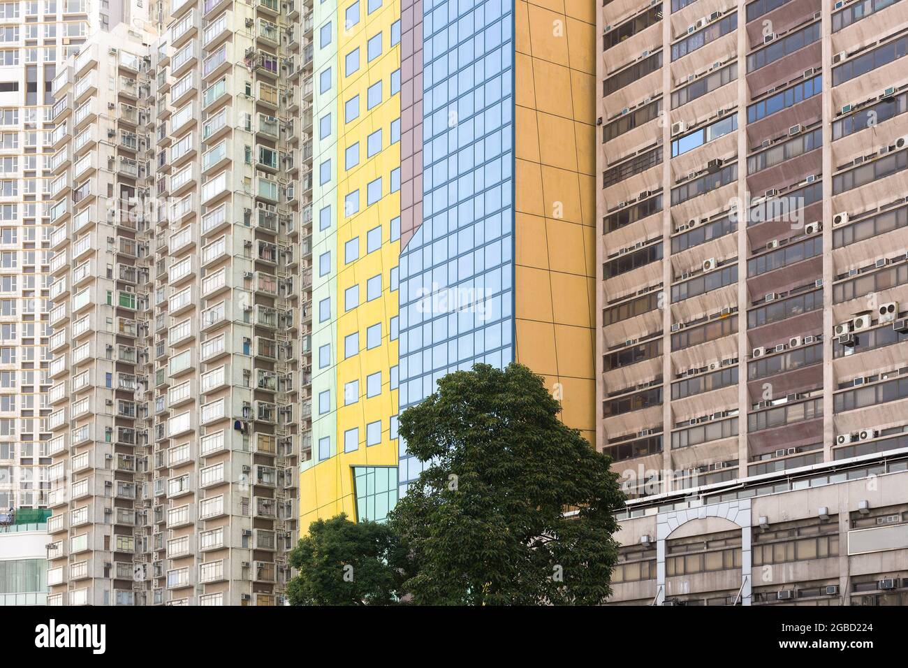 Nahaufnahme von dicht besiedelten Gebäuden in Hongkong, China Stockfoto