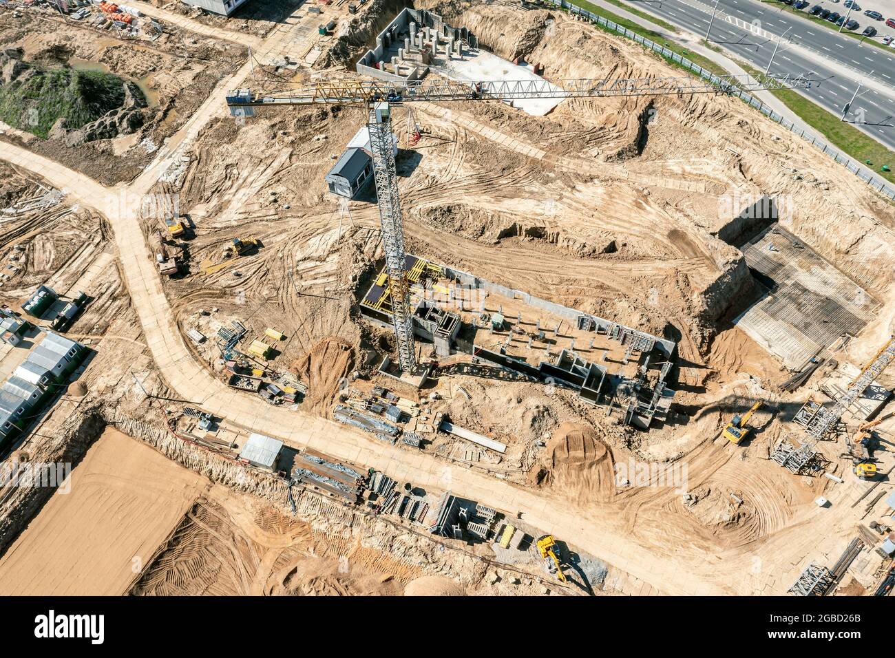 Luftaufnahme von oben auf der Baustelle. Industriemaschinen Gebäude neue Wohngebäude. Stockfoto