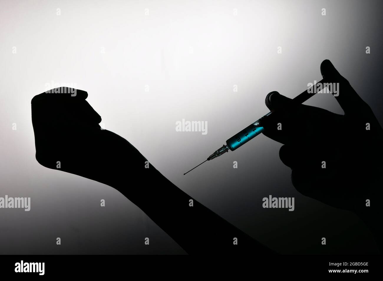 Drogen machen, Heroindroge im Dunkeln nehmen, weibliche Injektionsdrogen Stockfoto