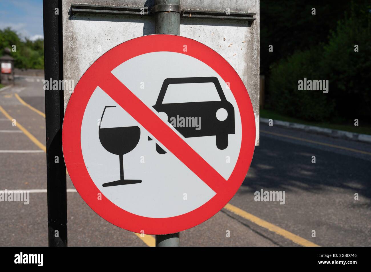 Kreisförmiges Schild „Don't Drink and Drive“ mit Auto- und Weinglas mit roter Linie. Verschwommener Straßenhintergrund. Auf der Straße aus Aberlour Distiller Stockfoto