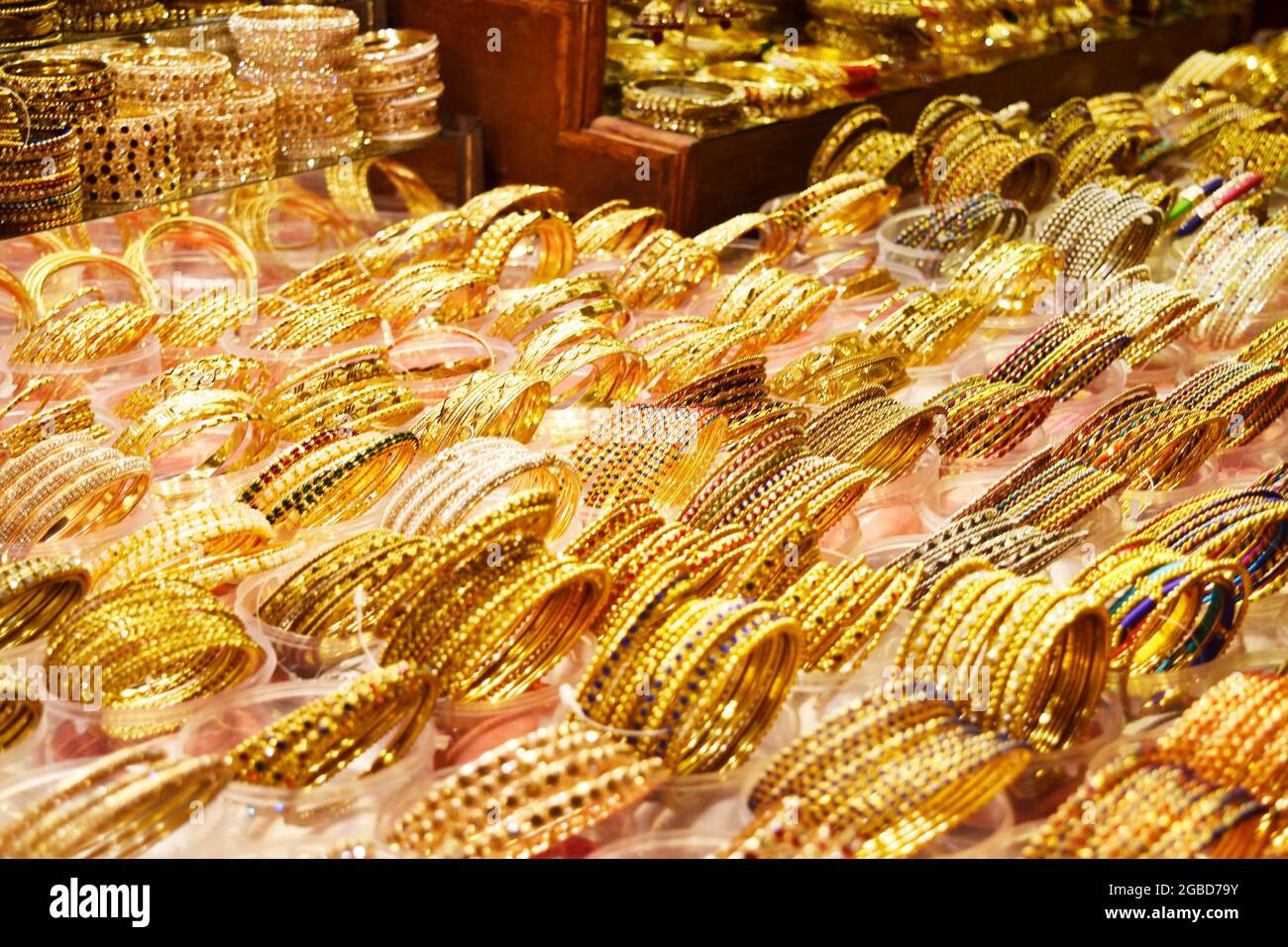 Goldmarkt, Schmuckmarkt in dubai, Gold Armreifen Shopping Stockfoto