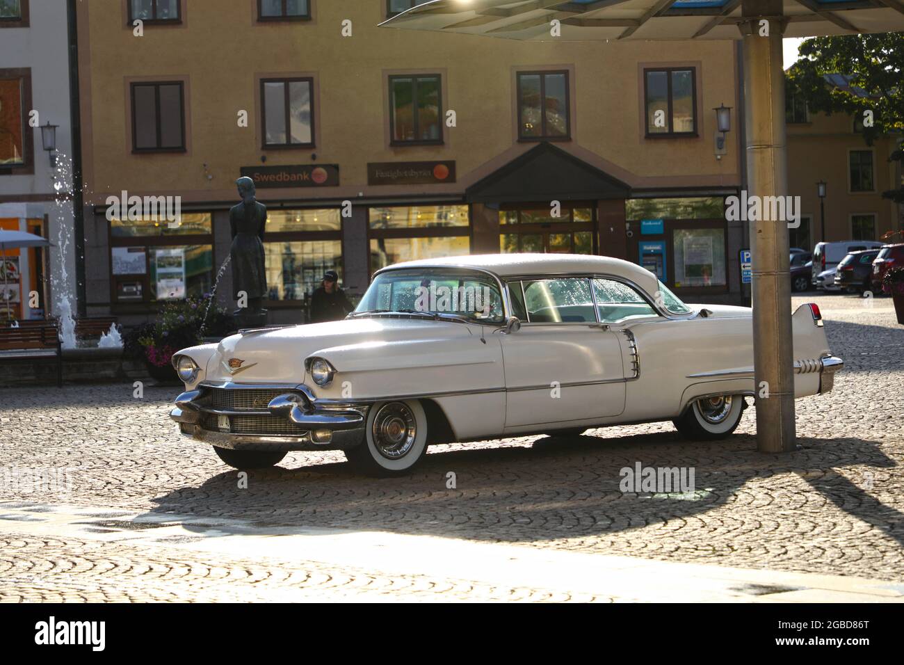 Alter Cadillac auf einem Platz, Hjo, Schweden. Stockfoto