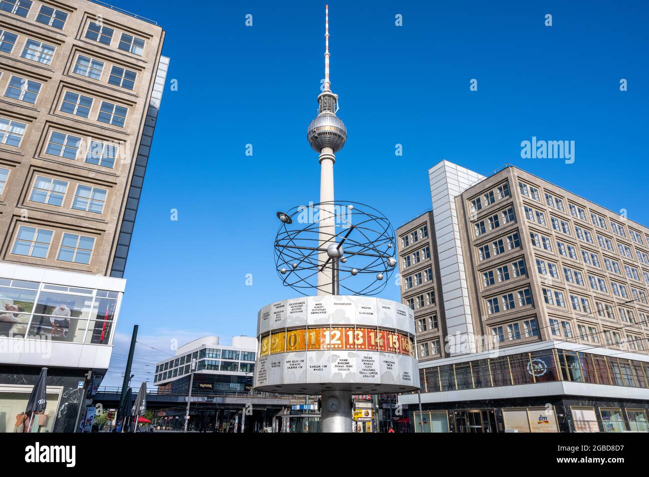 BERLIN, DEUTSCHLAND - 27. Juni 2021: Der Alexanderplatz mit der Weltzeituhr ist einer der wichtigsten Verkehrsknotenpunkte des wiedervereinigten Berlin Stockfoto