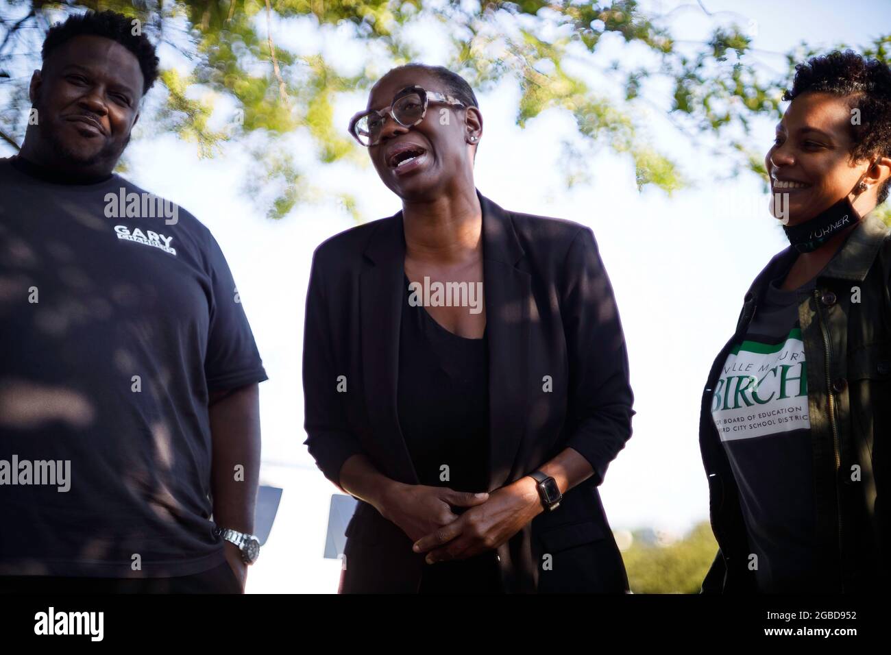 Oakwood, Usa. August 2021. Die sozialdemokratische Kandidatin Nina Turner steht mit dem demokratischen Politiker aus Louisiana, Gary Chambers, zusammen. Die Wähler kamen zu den Wahlurnen für eine Sonderwahl im 11. Bezirk von Ohio. Die beiden führenden Kandidaten für den Sitz dieses Repräsentantenhauses sind zwei Demokraten, Nina Turner, eine progressive Kandidatin, und Shontel Brown, die das traditionelle demokratische Establishment vertritt. Kredit: SOPA Images Limited/Alamy Live Nachrichten Stockfoto
