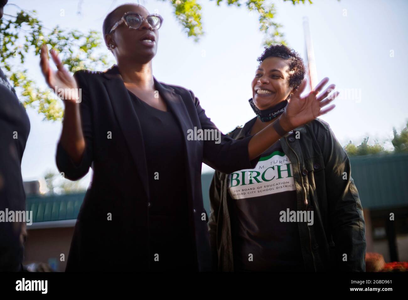 Oakwood, Usa. August 2021. Die sozialdemokratische Kandidatin Nina Turner steht mit einer Frau im Danielle M. Turner-Birch-Hemd für das Bildungsministerium von Bedford. Die Wähler kamen zu den Wahlurnen für eine Sonderwahl im 11. Bezirk von Ohio. Die beiden führenden Kandidaten für den Sitz dieses Repräsentantenhauses sind zwei Demokraten, Nina Turner, eine progressive Kandidatin, und Shontel Brown, die das traditionelle demokratische Establishment vertritt. Kredit: SOPA Images Limited/Alamy Live Nachrichten Stockfoto